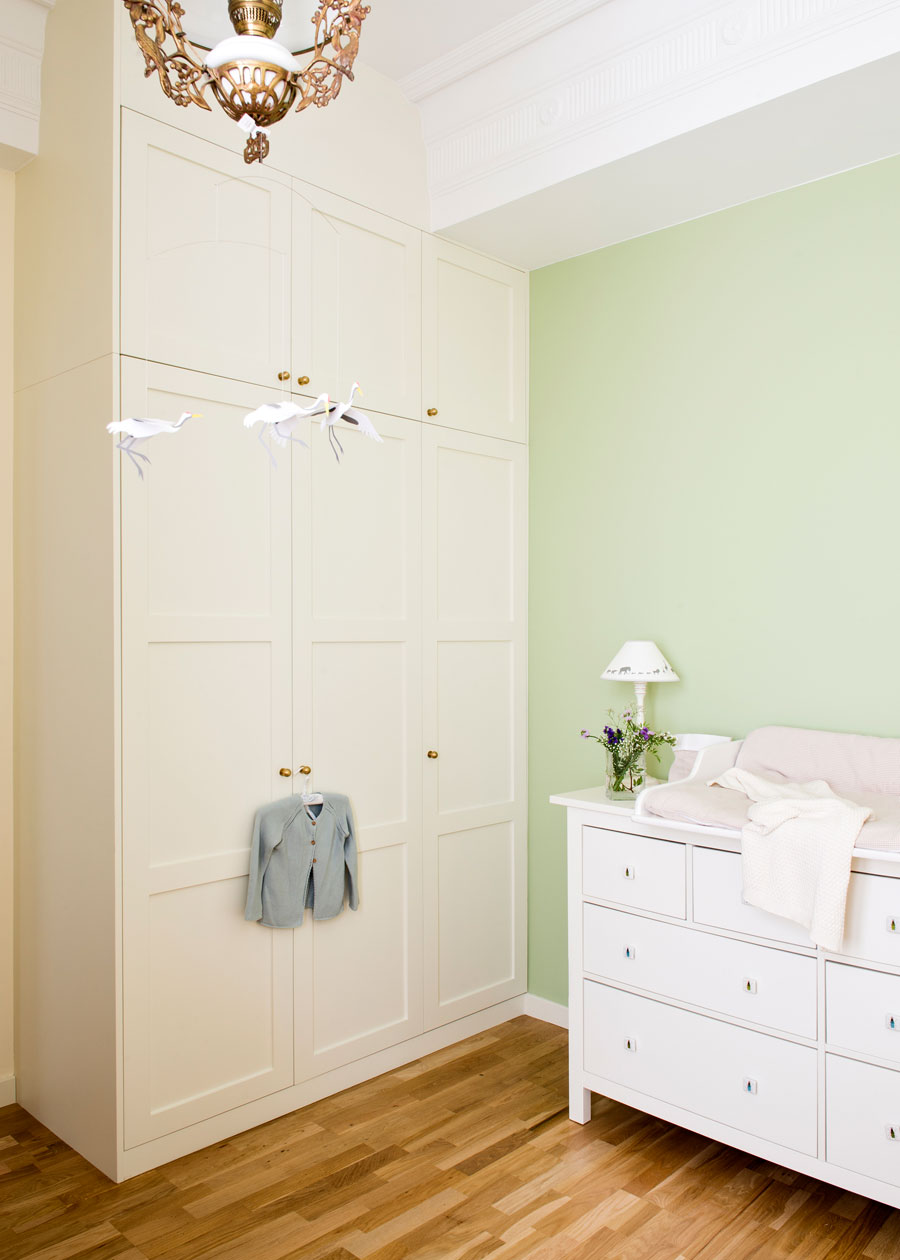 Dormitorio de bebé con paredes decoradas con color liso