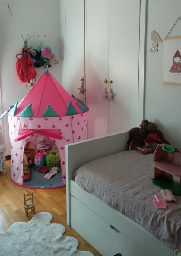 Dormitorio de niña antes del diseño de interiores