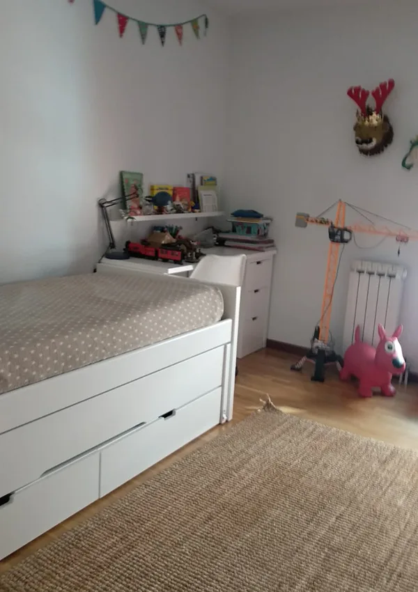 Dormitorio de niño antes del diseño de interiores