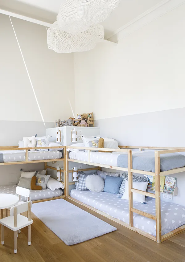 Habitación infantil con techo alto