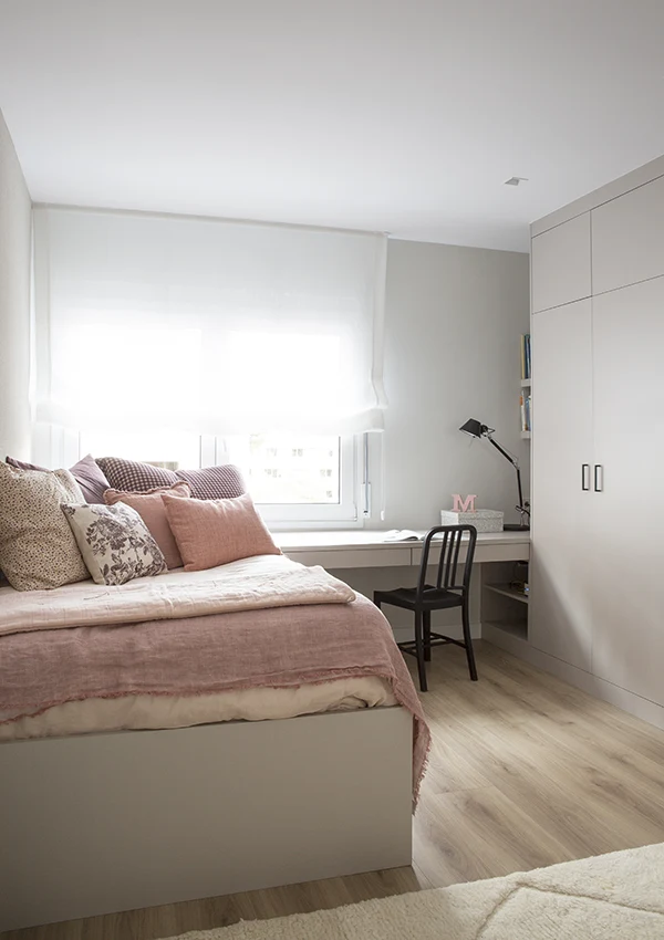 Dormitorio adolescente con mobiliario blanco y decoración rosada