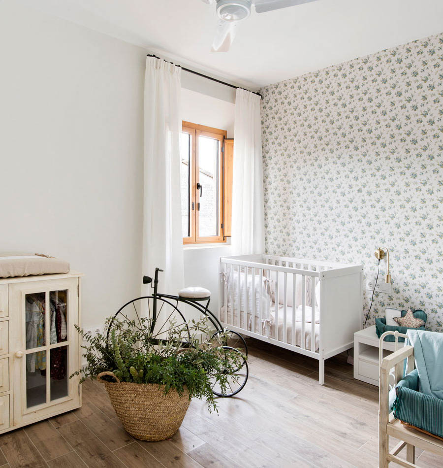 Dormitorio de bebé que combina piezas sueltas y diferentes materiales y diseños