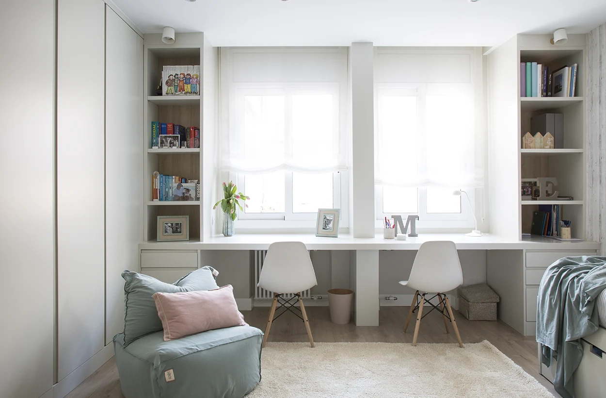 Diseño simétrico de habitación compartida con escritorio doble - Dormitorios adolescentes