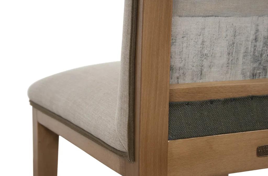 Madera neutra y tapizado grisácea en la silla Mauro de Crearte por Pia Capdevila