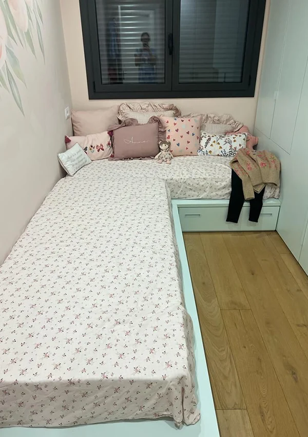 Dormitorio infantil con mueble en L, desaprovechando espacio de la habitación