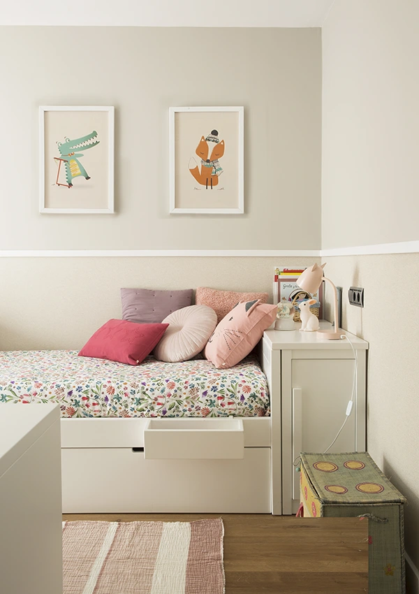 Cabecero de cama infantil usado como estante para objetos personales y decorativos.