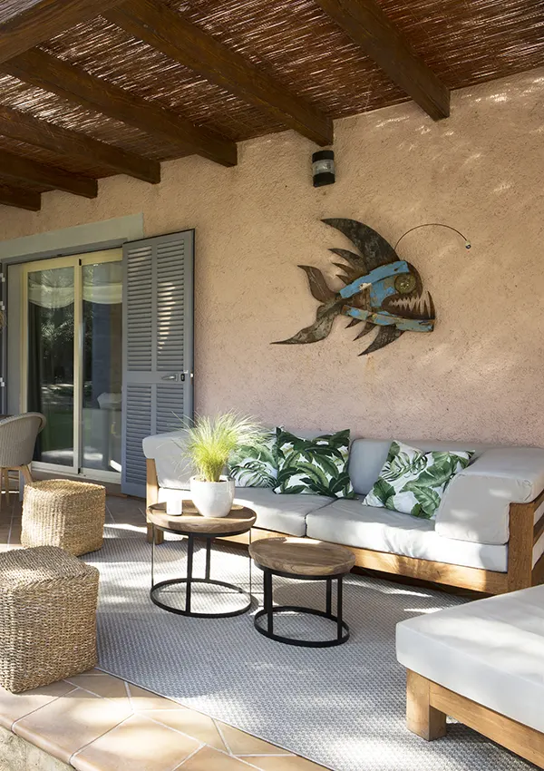 Decoración exterior con forma de piraña en pared de porche diseñado por Pia Capdevila.