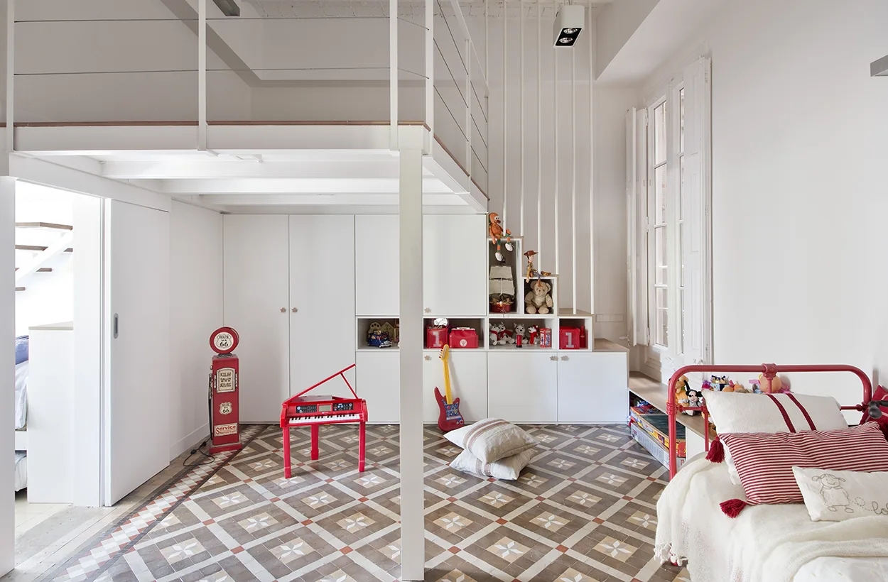 Blog interiorismo Pia Capdevila aprovechar hueco escalera dormitorio infantil