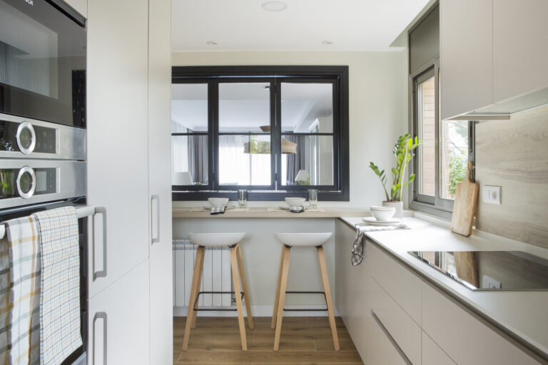 blog-interiorismo-pia-capdevila-cocina-ventana-pasaplatos