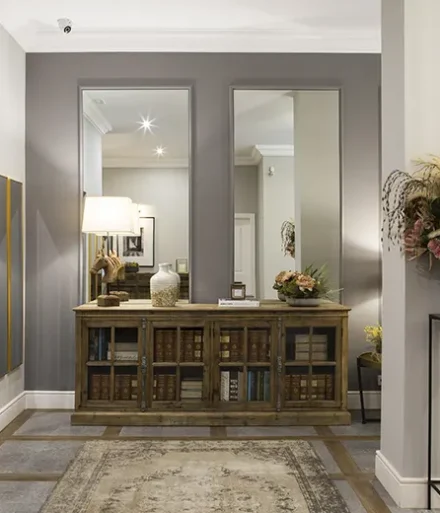 Interior de pasillo con mobiliario art deco, por Pia Capdevila