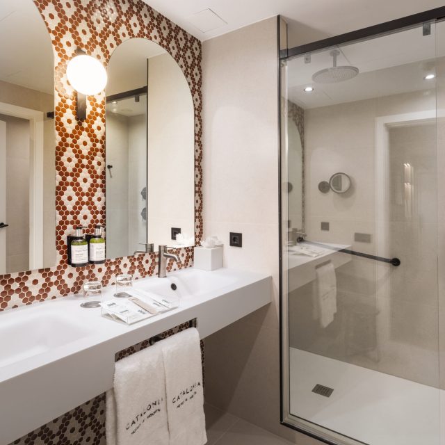 PIA CAPDEVILA INTERIORISMO-Proyecto Catalonia Plaza España Hotel&Spa-foto ®Catalonia Hotel&resorts-Espacio hab Suite lavabo (1)