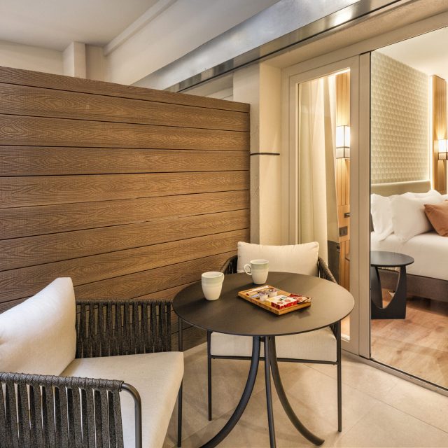 PIA CAPDEVILA INTERIORISMO-Proyecto Catalonia Plaza España Hotel&Spa-foto ®Catalonia Hotel&resorts-Espacio hab Superior Patio (2)