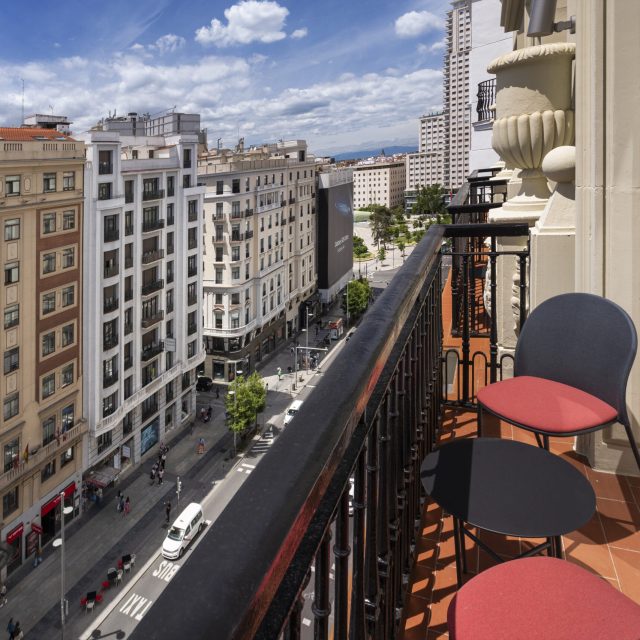 PIA CAPDEVILA INTERIORISMO-Proyecto Catalonia Plaza España Hotel&Spa-foto ®Catalonia Hotel&resorts-Espacio hab superior balcón (2)(1)