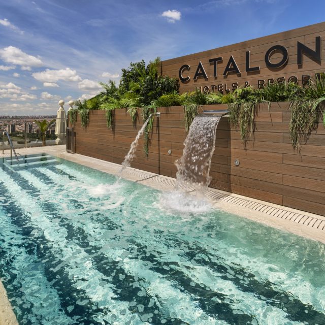 PIA CAPDEVILA INTERIORISMO-Proyecto Catalonia Plaza España Hotel&Spa-foto ®Catalonia Hotel&resorts-Espacio rooftop (1)
