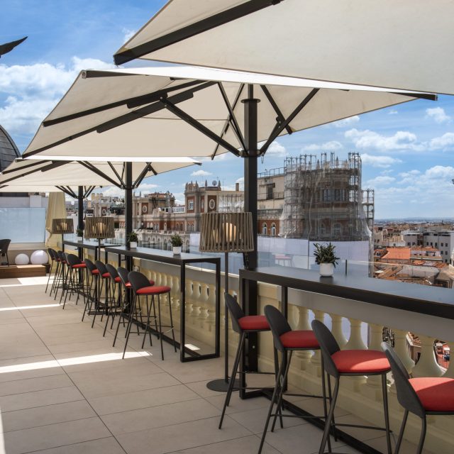 PIA CAPDEVILA INTERIORISMO-Proyecto Catalonia Plaza España Hotel&Spa-foto ®Catalonia Hotel&resorts-Espacio rooftop (3)