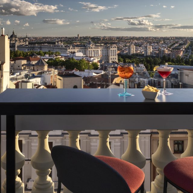 PIA CAPDEVILA INTERIORISMO-Proyecto Catalonia Plaza España Hotel&Spa-foto ®Catalonia Hotel&resorts-Espacio rooftop (6)(1)