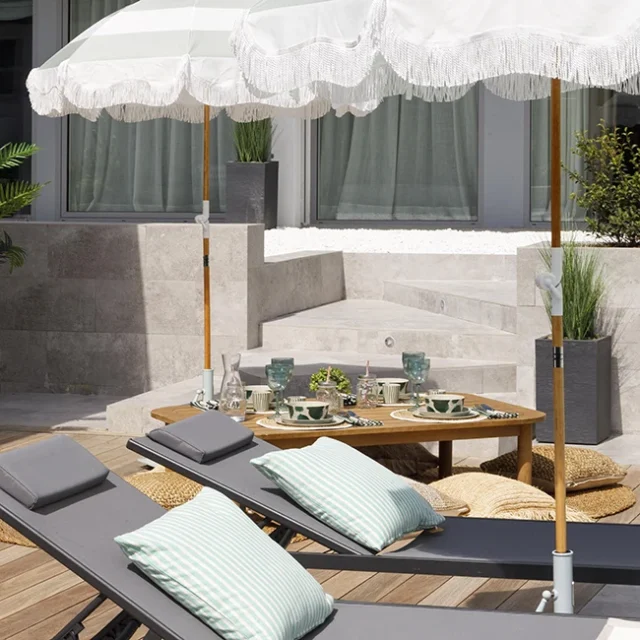 terraza con parasol pia capdevilla