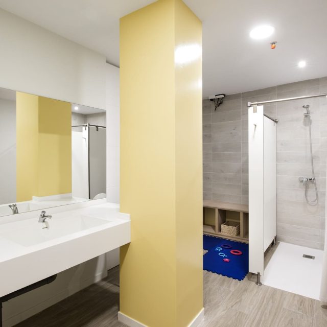 PROYECTO-DISENO-DE-INTERIORES-DE-LOCAL-PENGUINS-DUCHAS3