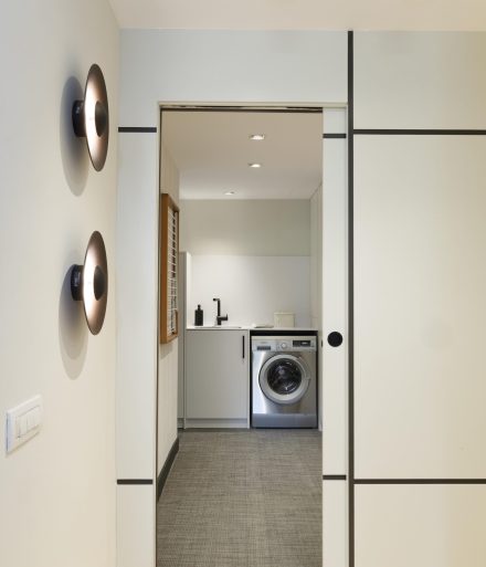 Pia Capdevila Interiorismo - Proyecto 493 Darder - Recibidor Cápsula Laundry - 60 FOTO Jordi Canosa - ESTILISMO Mar Gausachs