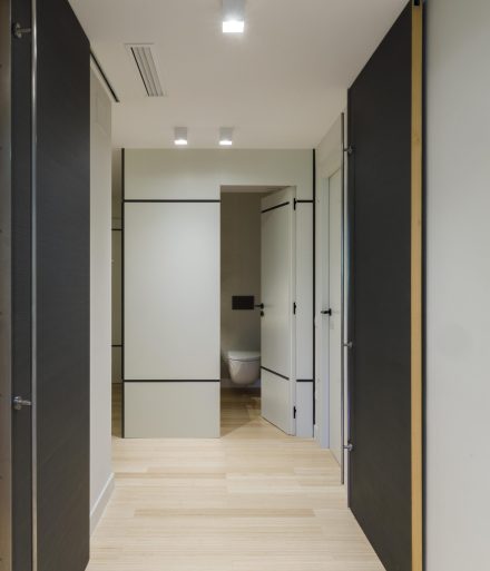 Pia Capdevila Interiorismo - Proyecto 493 Darder - Recibidor Cápsula baño - 54 FOTO Jordi Canosa - ESTILISMO Mar Gausachs
