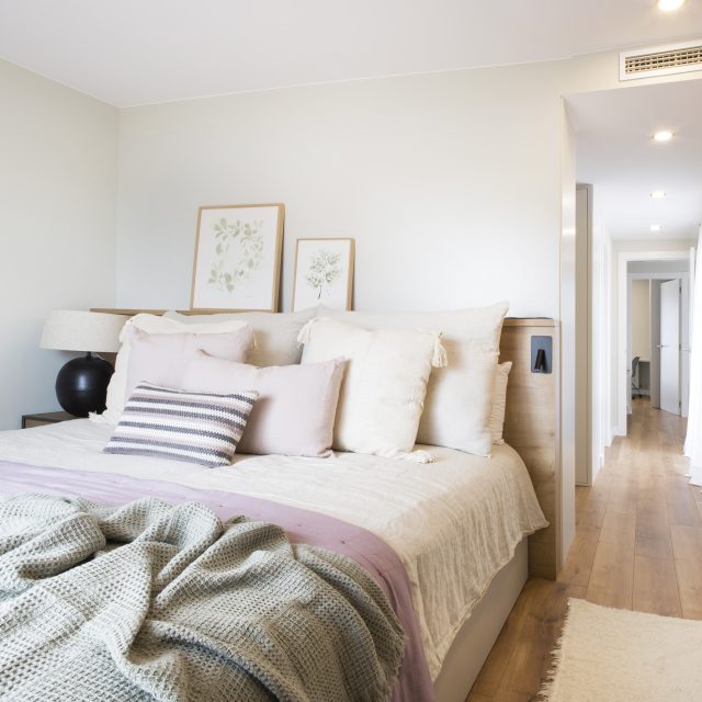 Pia-Capdevila-Proyecto-393-Calafell-Suite-1-FOTO®Jordi-Canosa-ESTILISMO-Mar-Gausachs-Baja