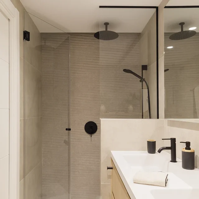 piso grande suite baño