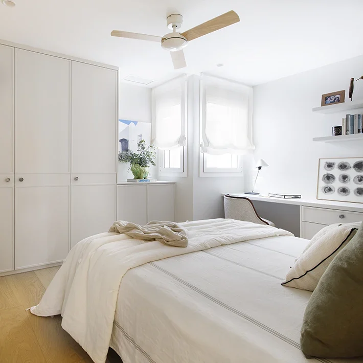 Dormitorio luminoso con mucho espacio de almacenamiento - Proyecto Balmes