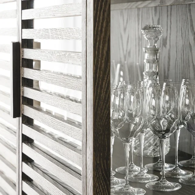 Armario de comedor con botellas y copas.