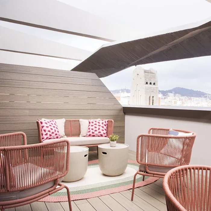 Terraza con zona de descanso en tonos rosas - Apartamentos Gala Placidia