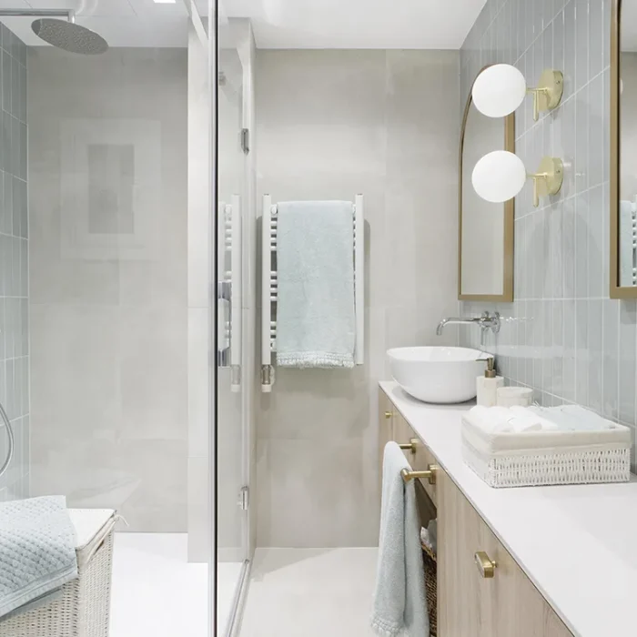 Baño con ducha - Proyecto de reforma integral e interiorismo de piso en Calvet