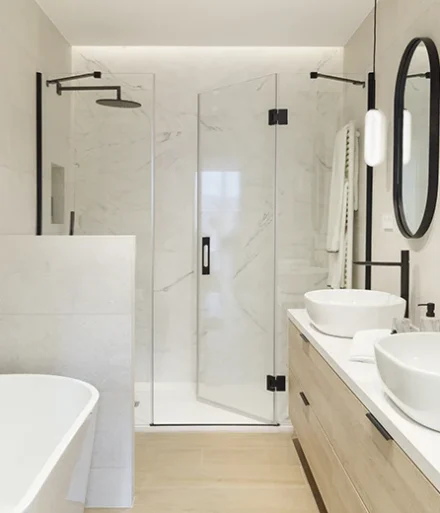 Baño principal con bañera exenta, ducha muy amplia y gran mueble con mucha capacidad de almacenaje y superficie con dos lavabos. - Proyecto Eixample