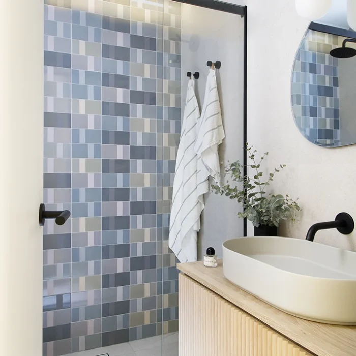 Baño de la suite con pared azul - Proyecto Balmes