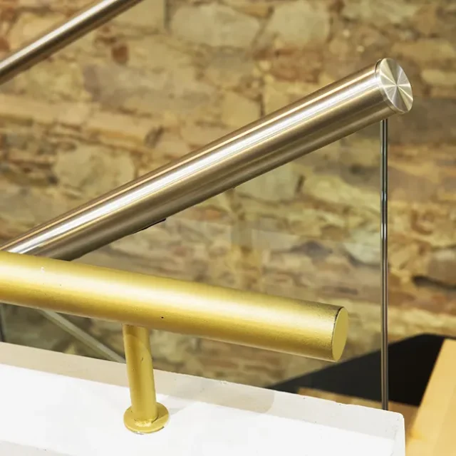 Detalles dorados y metalizados en escaleras