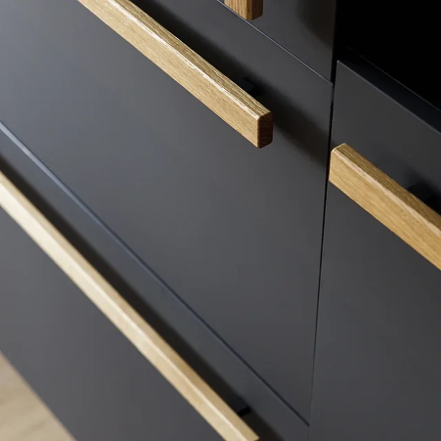 Tiradores de madera en cajones negros - Proyecto Balmes