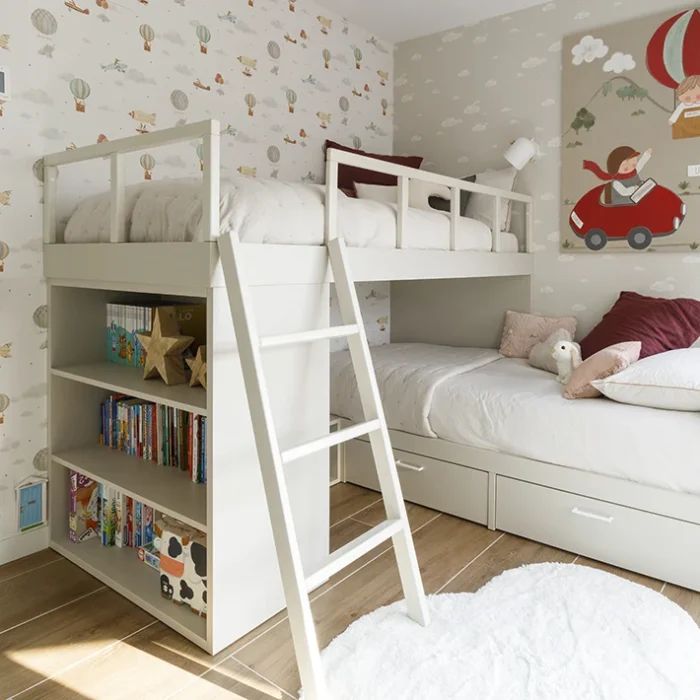 Cama loft y cama con almacenamiento inferior en habitación infantil.