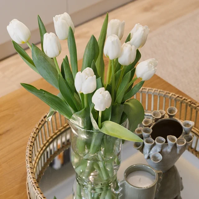 Centro de mesa: bandeja con espejo, tulipanes blancos y portavelas con figura decorativa a conjunto - Proyecto Eixample