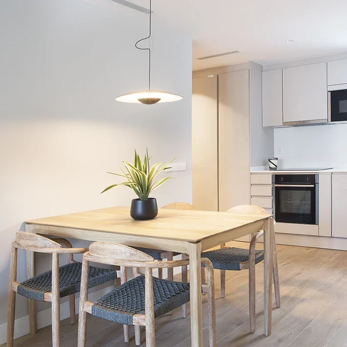 Cocina y comedor en tonos claros y luminosos - Apartamentos Gala Placidia