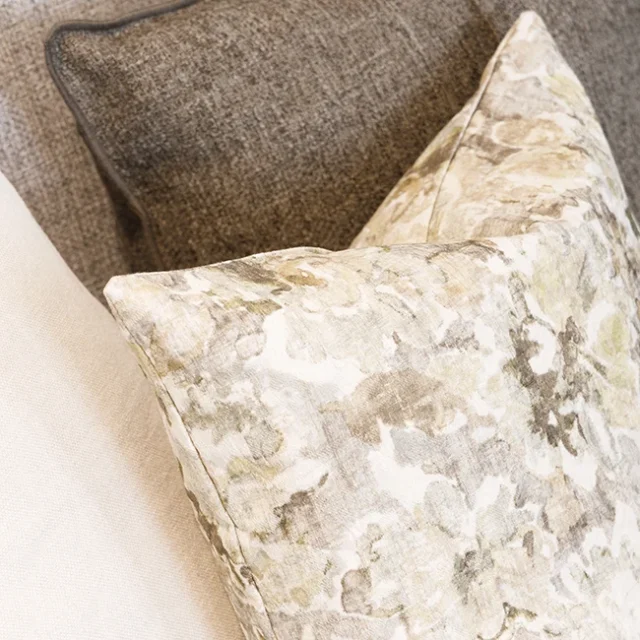 Cojines con tonos grises y neutros en el salón - Proyecto Eixample