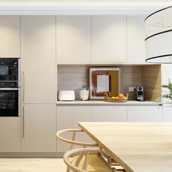 Mesa de comedor alineada de forma paralela a la isla de la cocina - Proyecto Eixample