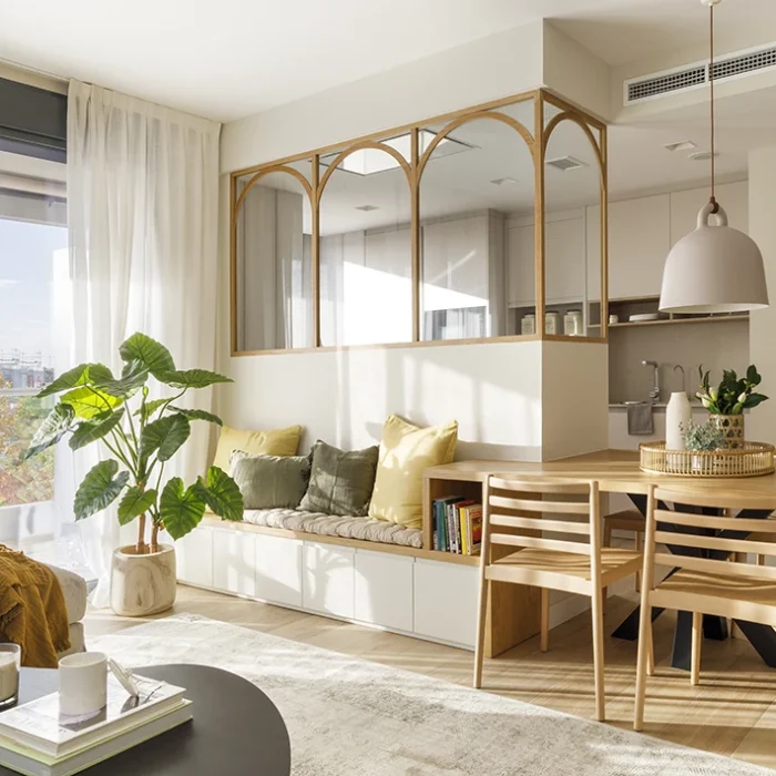 Mobiliario de colores piedra. Banco con almacenamiento junto al separador - Proyecto Vilanova