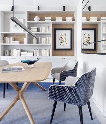 Comedor con espacio de almacenamiento para libros y figuras decorativas.