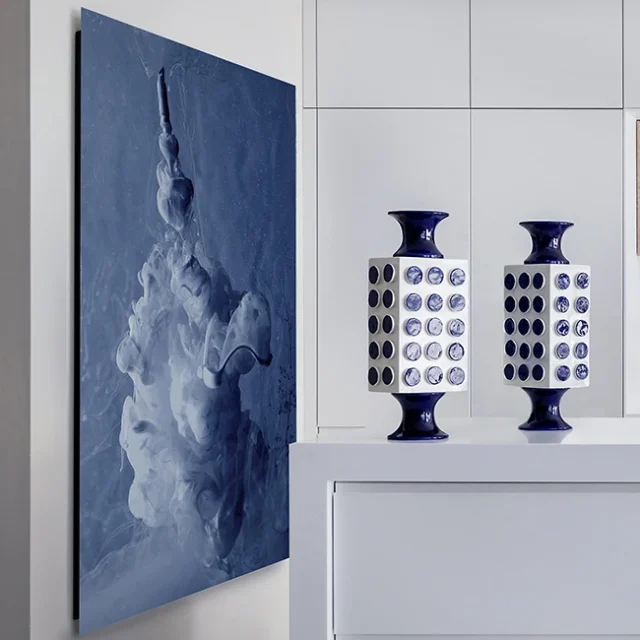 Cuadro y figuras decorativas en tonalidades azules.