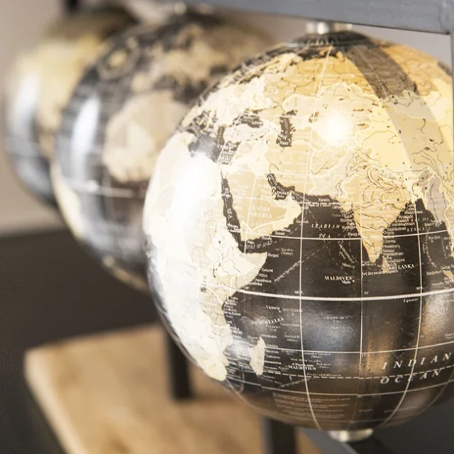 Decoración de globos terráqueos - Apartamentos Gala Placidia