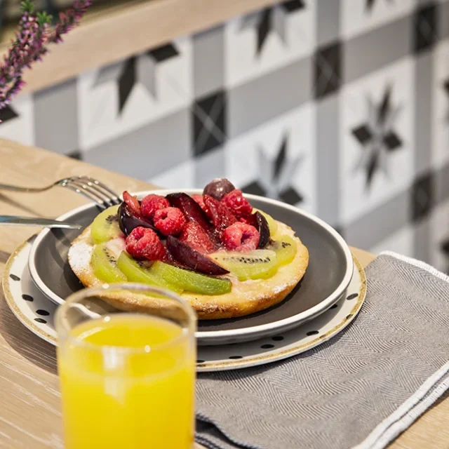 Desayuno dulce con frutas disponible en La Farineta