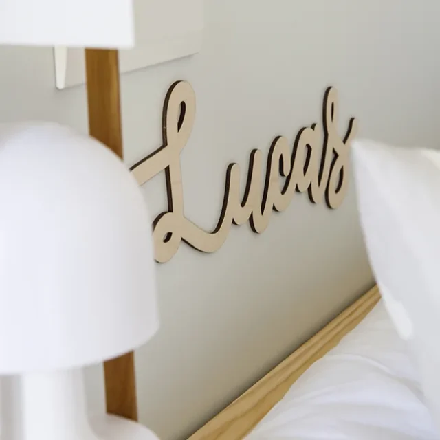 Detalle nombre en dormitorio infantil - Proyecto de decoración de casa en Pomaret