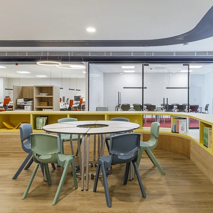 Espacio hot-desking en oficinas Vicens Vives
