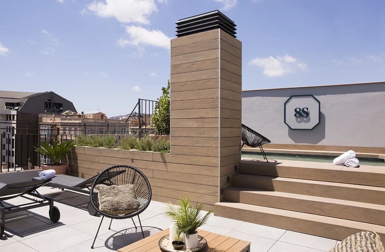 Piscina en diferente nivel de la azotea - Pia Capdevila Interiorismo