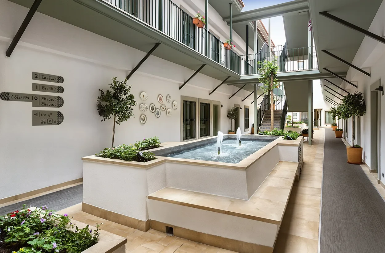 Zona de paso exterior en Hotel Catalonia Santa Justa - Pia Capdevila Interiorismo