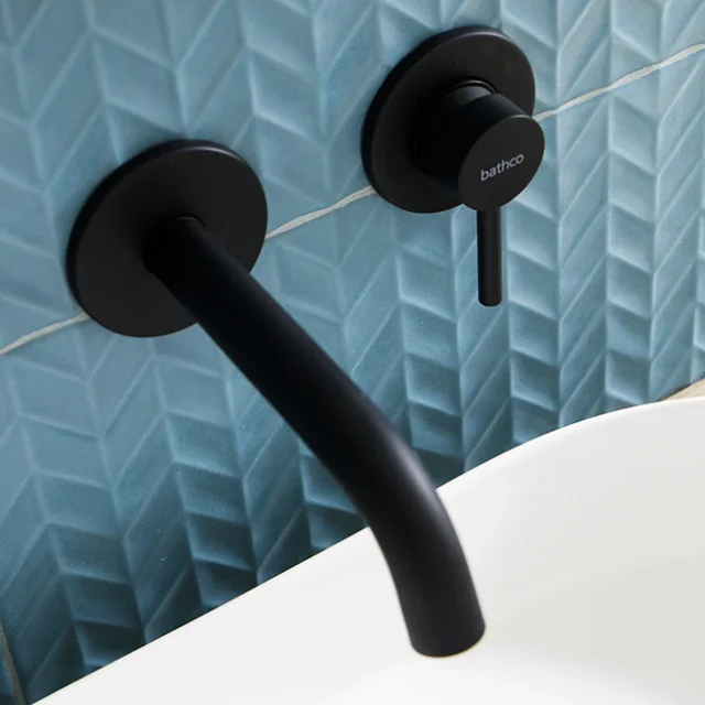 Grifo de color negro en el baño de invitados - Proyecto Balmes