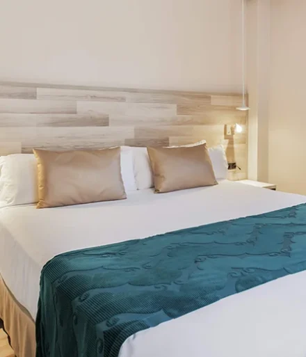 Dormitorio doble con tonos neutros y luminosos -Proyecto Hotel Catalonia Santa Justa